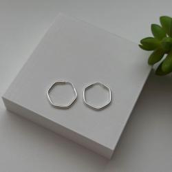 Argola Hexagonal Fio Abaulado em Prata 925